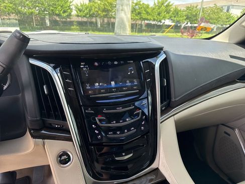 Used 2020 Cadillac Escalade 2WD image 4