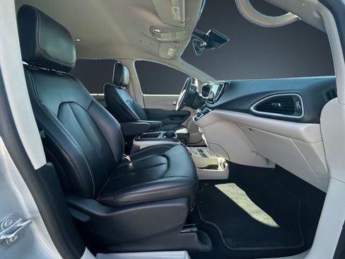 Used 2024 Chrysler Pacifica Touring-L image 15