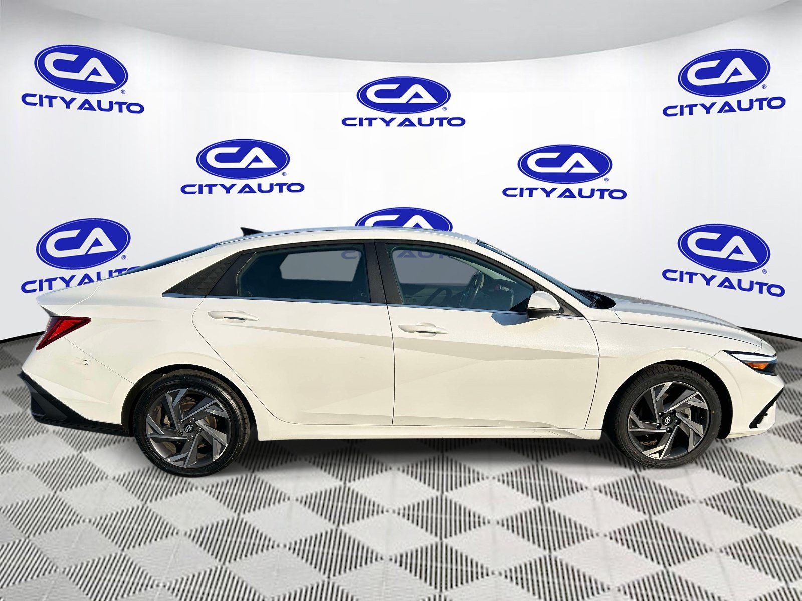 Used 2025 Hyundai Elantra Limited FWD image 2