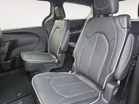 New 2026 Chrysler Pacifica Limited AWD/4WD image 13