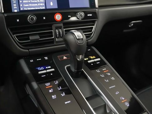 Certified 2025 Porsche Macan image 33