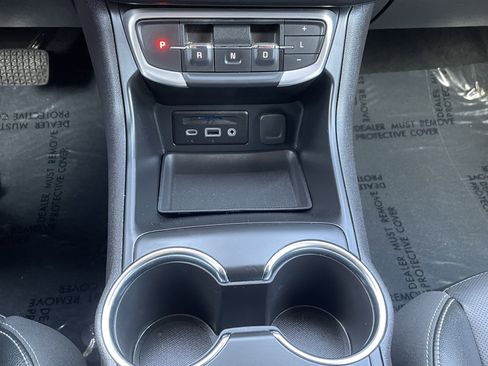 Used 2024 GMC Terrain SLT image 25