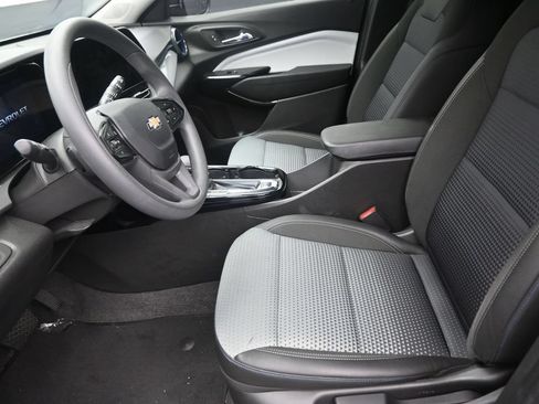 Used 2025 Chevrolet Trax LT FWD image 12