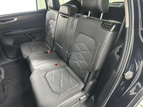 Used 2025 Volkswagen Atlas SE AWD/4WD image 12