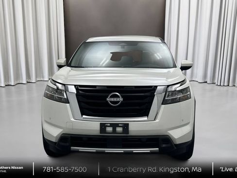 Used 2023 Nissan Pathfinder SL AWD/4WD image 2