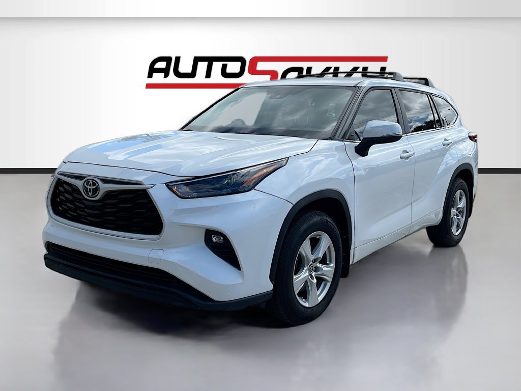 Used 2024 Toyota Highlander LE FWD image 3