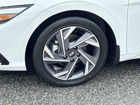 Certified 2025 Hyundai Elantra Limited FWD image 30