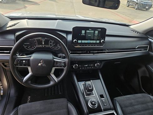 Used 2024 Mitsubishi Outlander SE image 16