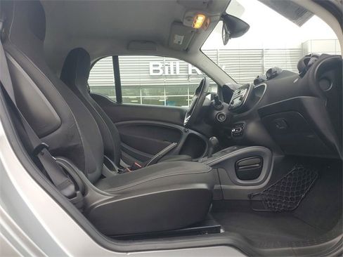 Used 2017 smart fortwo passion image 23