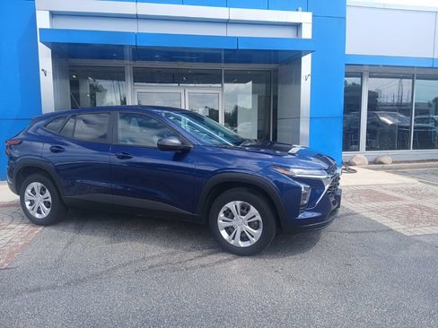 Used 2024 Chevrolet Trax LS FWD image 2