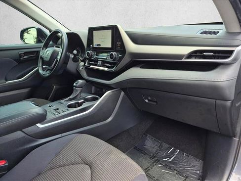Used 2024 Toyota Highlander LE FWD image 19