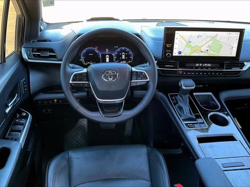 Used 2025 Toyota Sienna Platinum image 5
