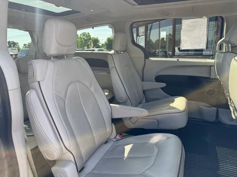 Used 2020 Chrysler Pacifica Limited FWD image 49