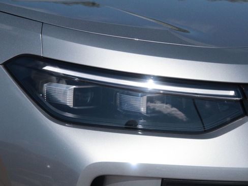 Certified 2025 Volkswagen Tiguan SE FWD image 3
