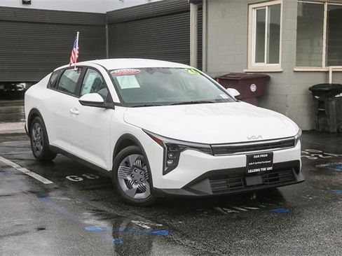 Certified 2025 Kia K4 LX image 2