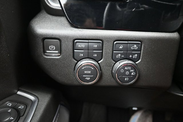 Used 2024 Chevrolet Silverado 1500 High Country w/ Z71 Off-Road Package AWD/4WD image 11