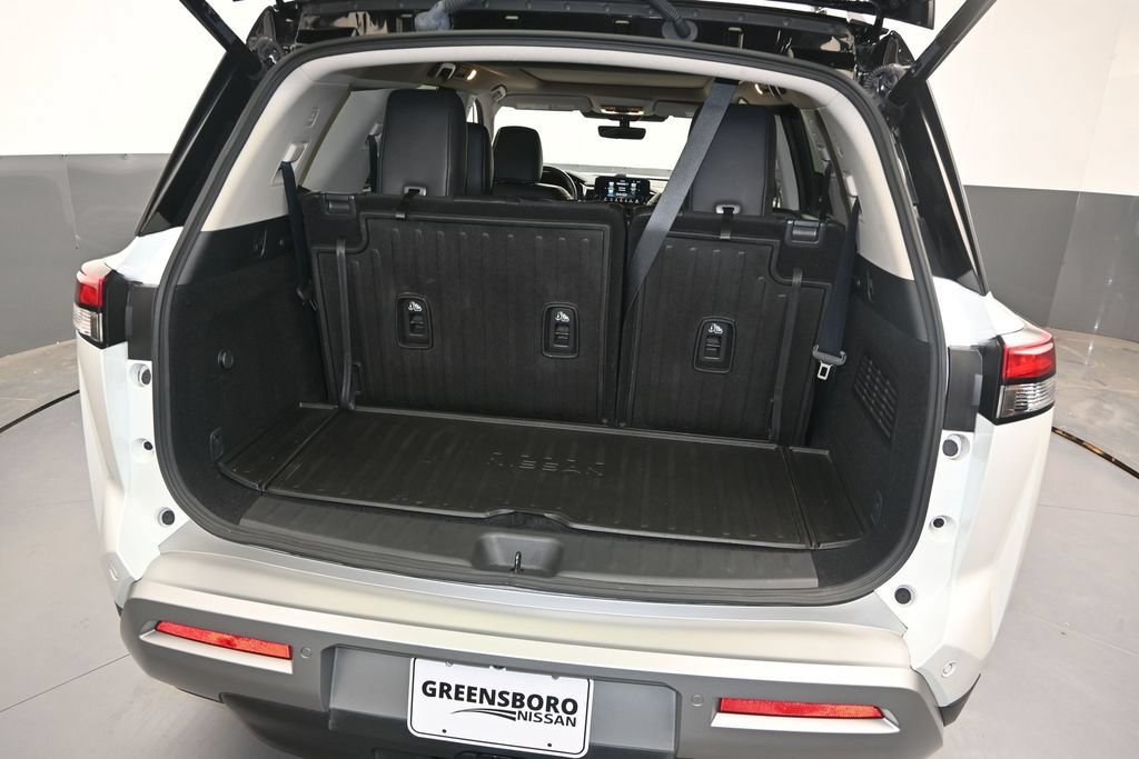 Used 2025 Nissan Pathfinder Platinum FWD image 16