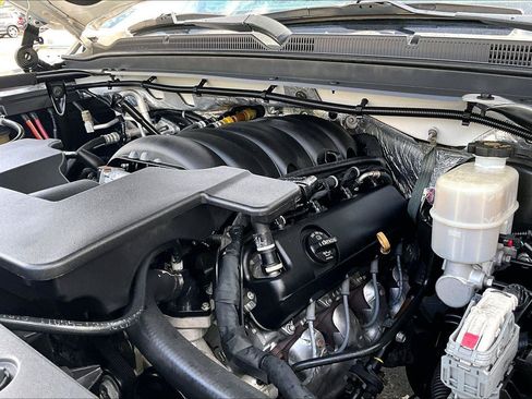 Used 2018 Chevrolet Suburban LT RWD image 32