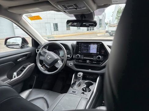 Used 2020 Toyota Highlander XLE AWD/4WD image 22