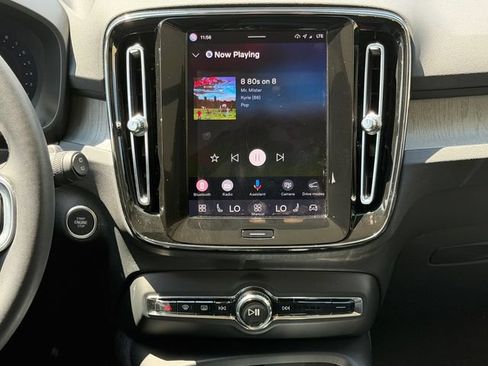 Certified 2024 Volvo XC40 B5 Ultimate w/ Protection Package Premier AWD/4WD image 17