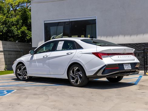 Used 2025 Hyundai Elantra SEL FWD image 15