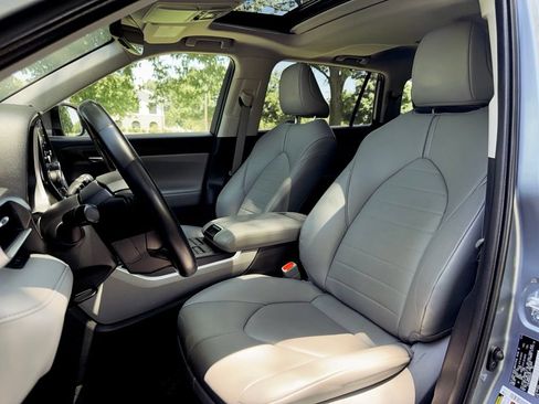 Used 2021 Toyota Highlander XLE AWD/4WD image 22