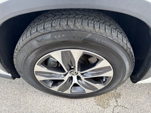 Used 2021 Toyota Highlander XLE image 12