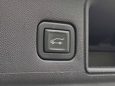 Used 2023 GMC Terrain SLT image 30