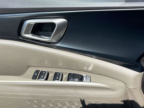 Used 2025 Kia Carnival FWD image 18