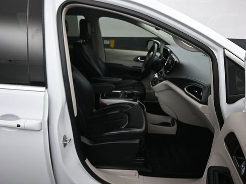 Used 2023 Chrysler Pacifica Touring-L image 55