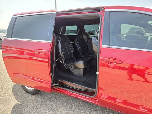 Used 2026 Chrysler Voyager LX FWD image 16