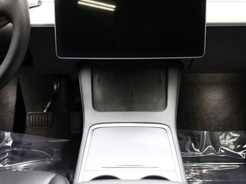 Used 2022 Tesla Model Y Long Range image 32