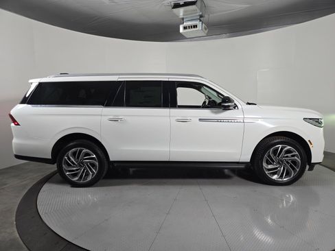 New 2026 Lincoln Navigator L Premier AWD/4WD image 3