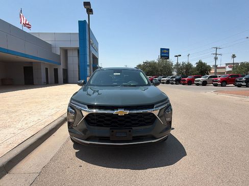 Used 2025 Chevrolet Trax LT FWD image 2