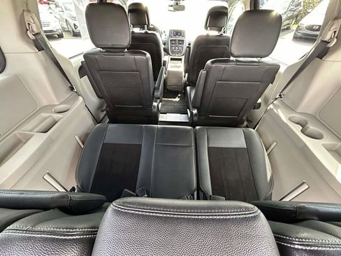 Used 2019 Dodge Grand Caravan SXT image 16