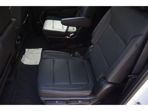 Used 2024 Chevrolet Suburban Z71 w/ Luxury Package AWD/4WD image 14