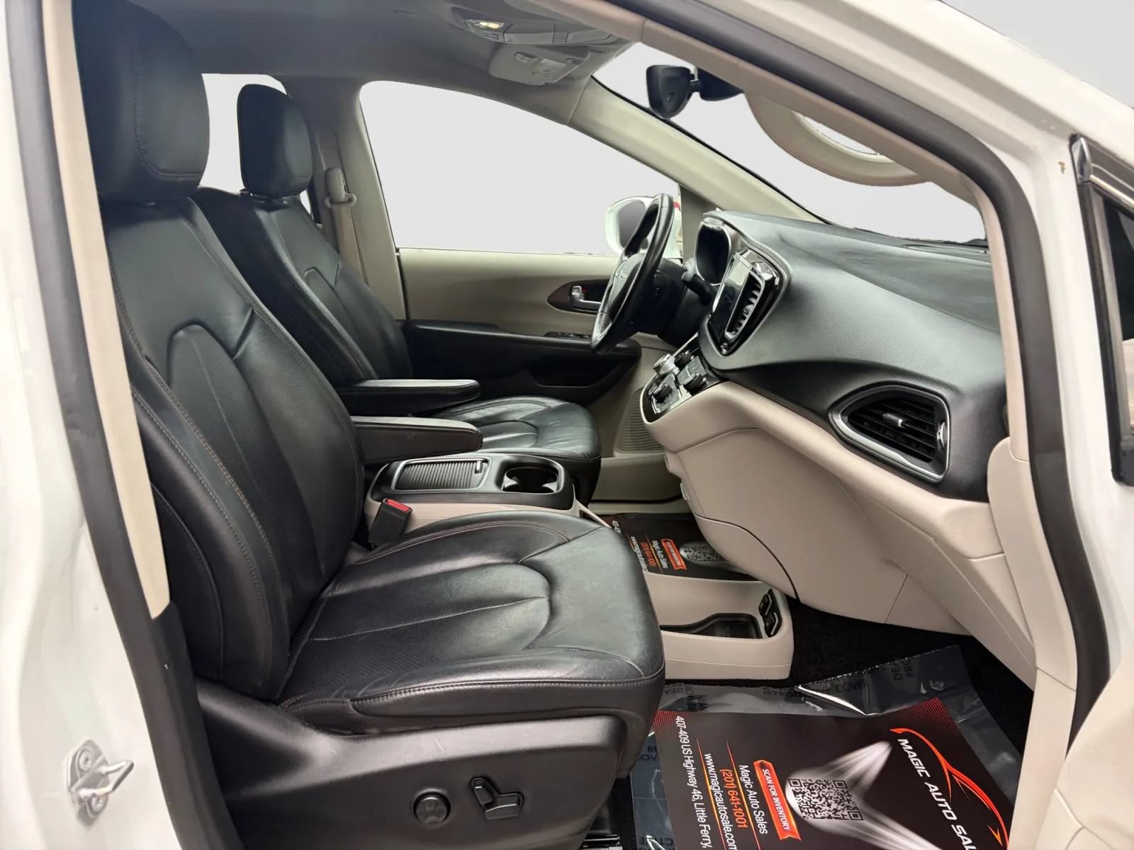 Used 2019 Chrysler Pacifica Touring-L Plus w/ Advanced Safetytec Group FWD image 22