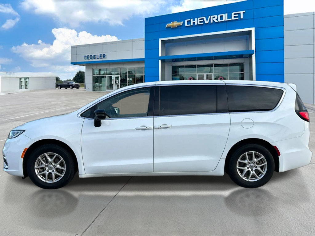 Used 2024 Chrysler Pacifica Touring-L FWD image 8