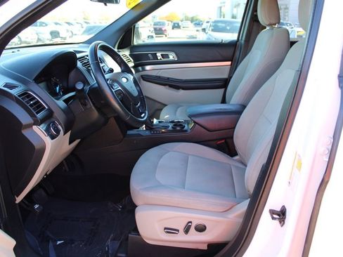 Used 2018 Ford Explorer XLT image 15