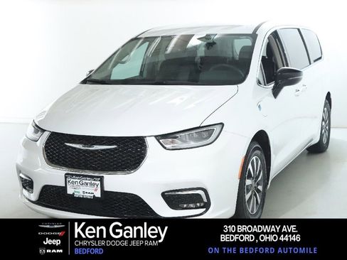 Used 2024 Chrysler Pacifica Select image 1