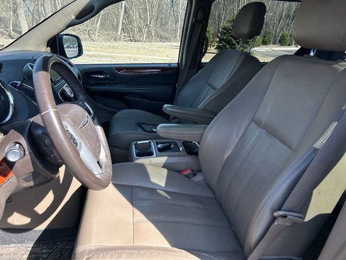 Used 2015 Chrysler Town & Country Touring-L w/ Driver Convenience Group image 12