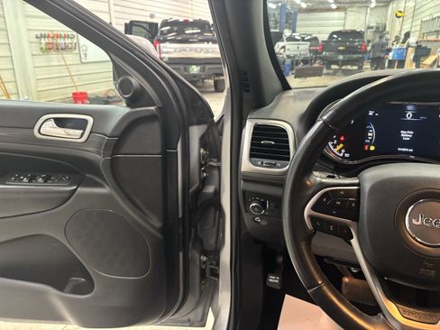 Used 2019 Jeep Grand Cherokee Laredo image 14