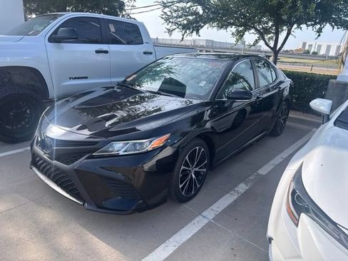 Used 2020 Toyota Camry SE w/ Convenience Package FWD image 1