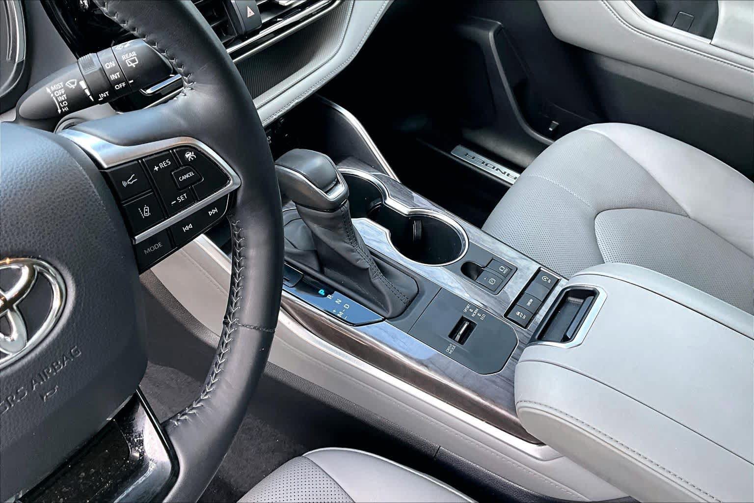 Used 2020 Toyota Highlander Limited FWD image 17