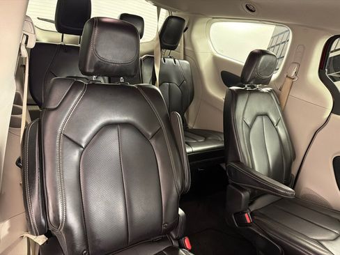 Used 2020 Chrysler Voyager Lxi FWD image 19