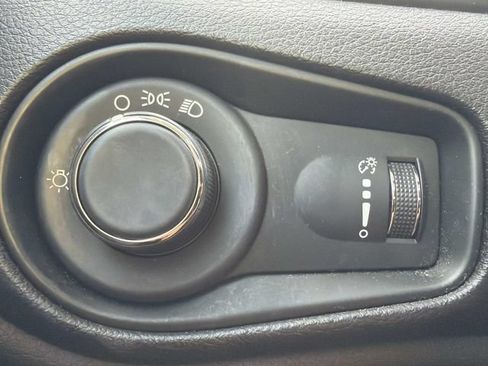 Used 2016 Jeep Renegade Sport w/ Power & Air Group FWD image 21