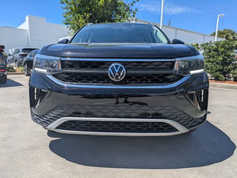 Certified 2023 Volkswagen Taos SE w/ Black Wheel Package FWD image 9