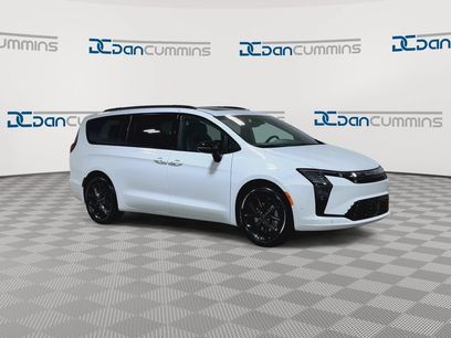 New 2027 Chrysler Pacifica Limited w/ Family Tech Group