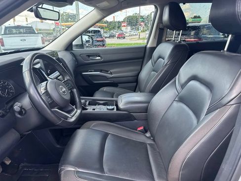 Used 2025 Nissan Pathfinder SL AWD/4WD image 9