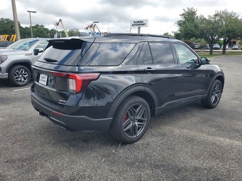 Used 2025 Ford Explorer ST-Line w/ ST-Line Street Pack AWD/4WD image 4
